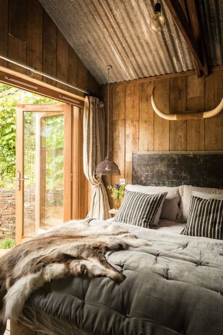 20 Rustic Cabin Bedroom Decor Ideas for a Small Room - Romanticizing Rachel