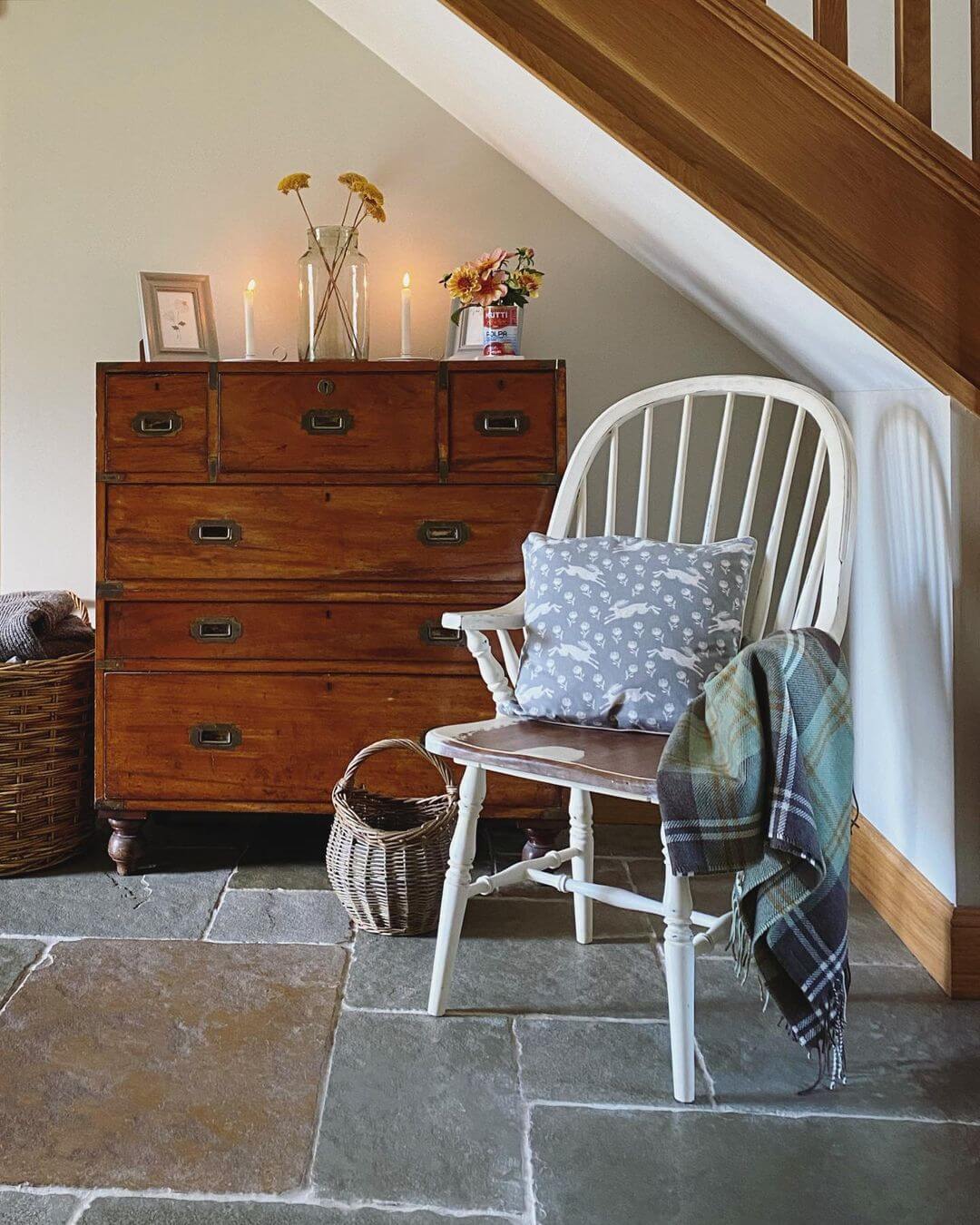10 Country Style Living Room Chairs and Where to Find Them ...
