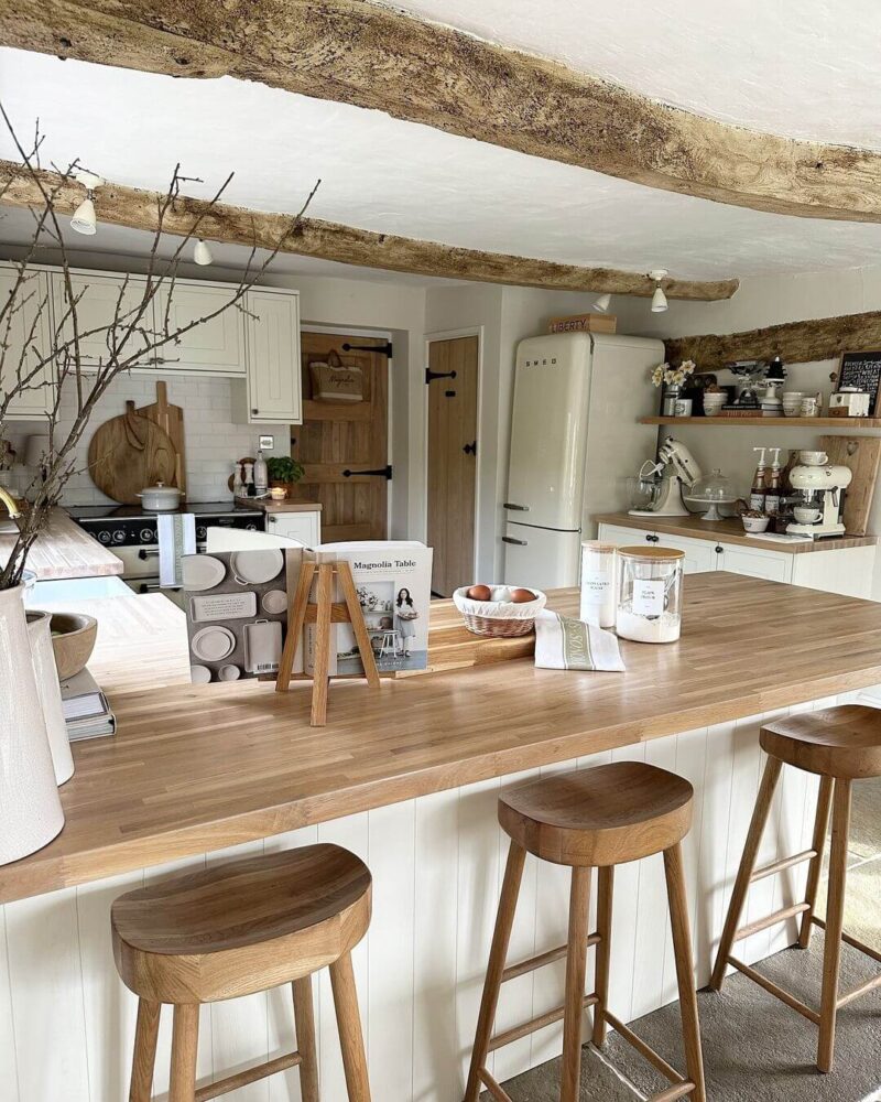 23 Gorgeous White Rustic Kitchen Ideas Perfect for 2025 - Romanticizing ...