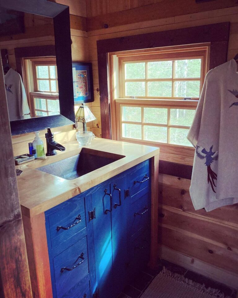 20 Cozy Cabin Bathroom Ideas for Small Bathrooms - Romanticizing Rachel